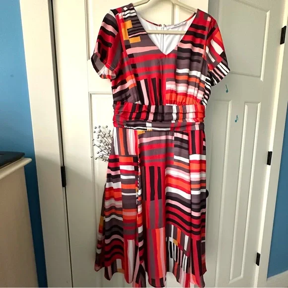 Stunning graphic stripe print crepe dress w/pockets! M-10 NWOT. Never worn. - Picture 3 of 13